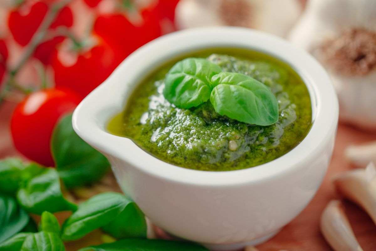 ciotolina di ceramica bianca con pesto di basilico