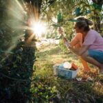 donna che fa giardinaggio