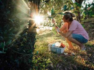 donna che fa giardinaggio
