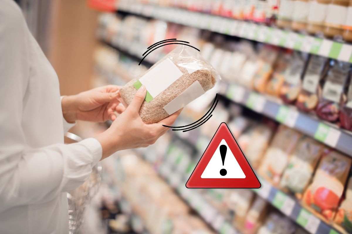 Acquisto di una confezione di riso al supermercato