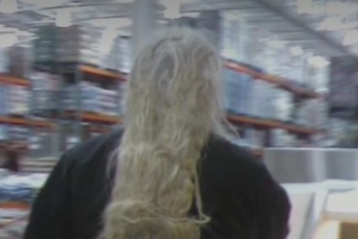 Amanda con capelli lunghi e sporchi