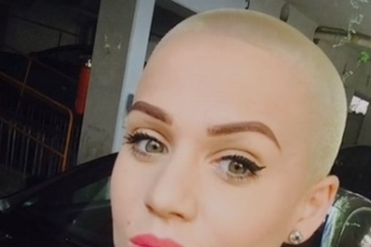 Amanda con capelli rasati