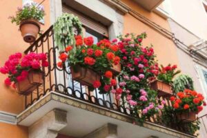 Bel balcone pieno di fiori