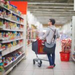 Donna al supermercato
