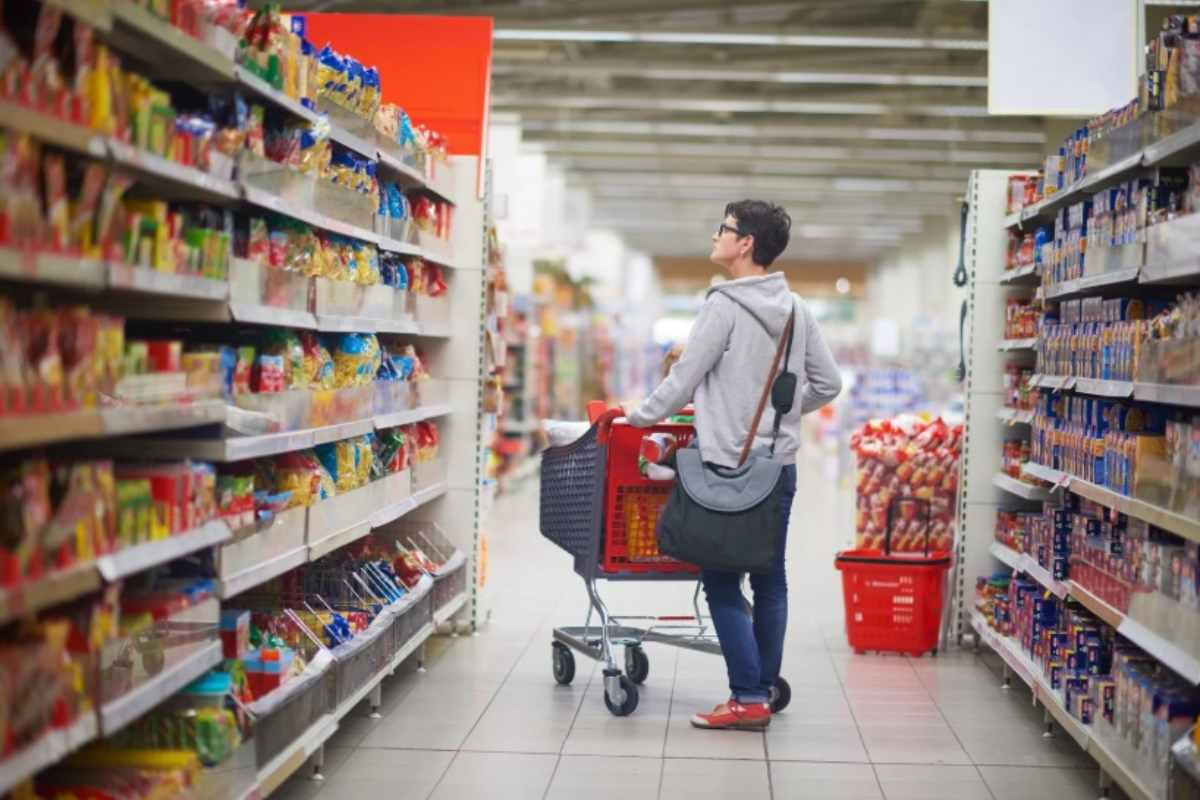 Donna al supermercato