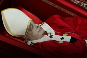 Macchia scura Papa Francesco