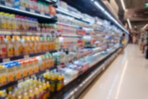 Scaffali supermercato sfocato