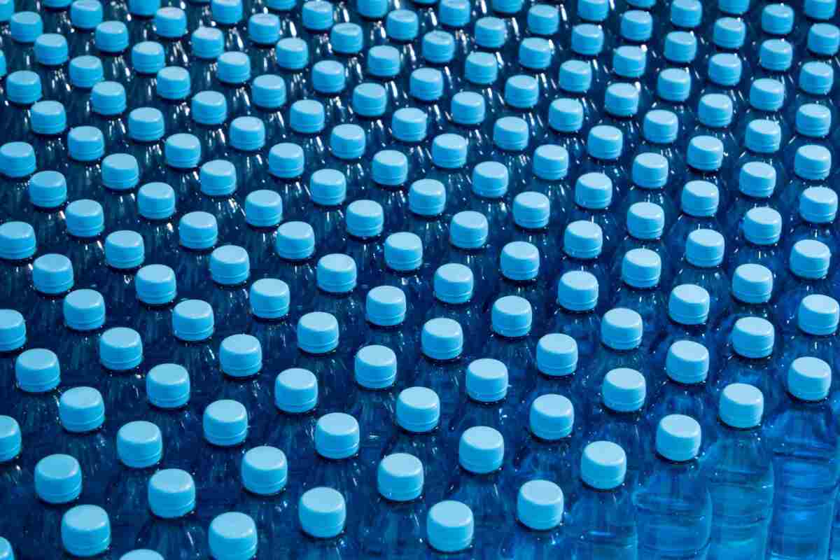 moltissime bottiglie di acqua