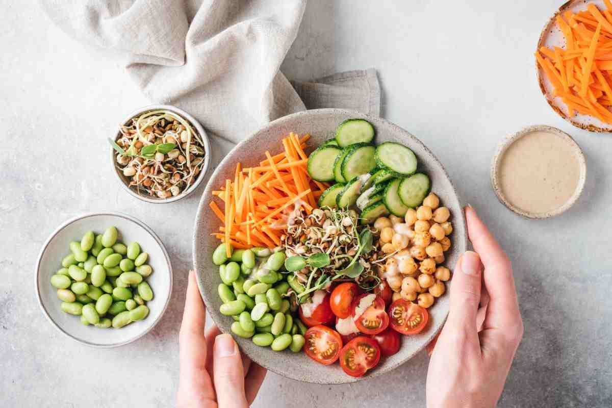 piatti vegani con cereali, frutta e verdura