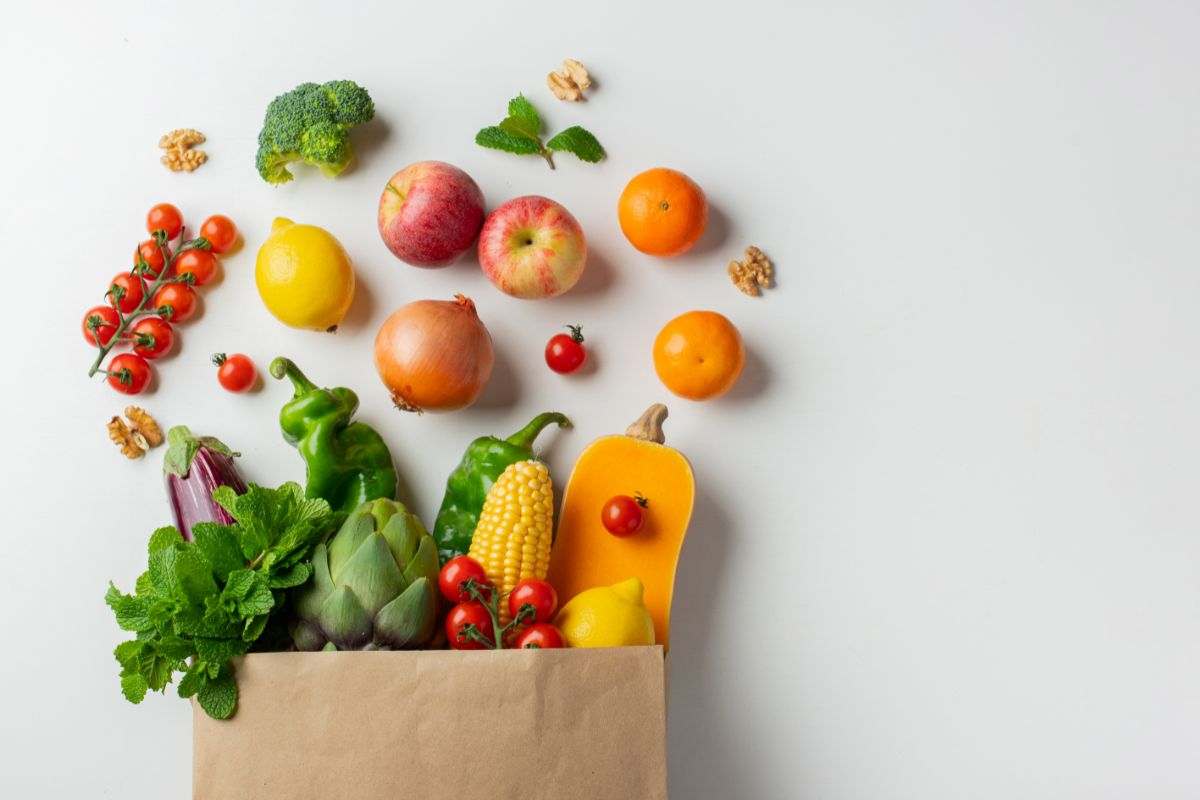 sacchetto della spesa con frutta e verdura