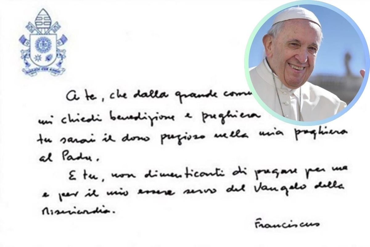 scrittura di papa francesco con cornice e foto del papa