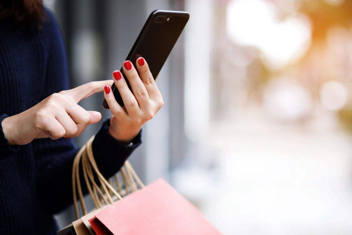 donna con smartphone in mano