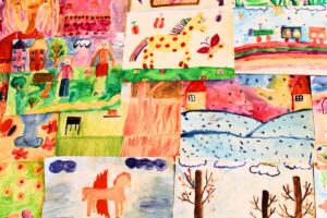 disegni di bambini appesi sul muro