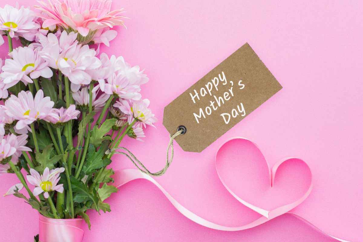 mazzo di fiori con nastro rosa e biglietto buona festa della mamma