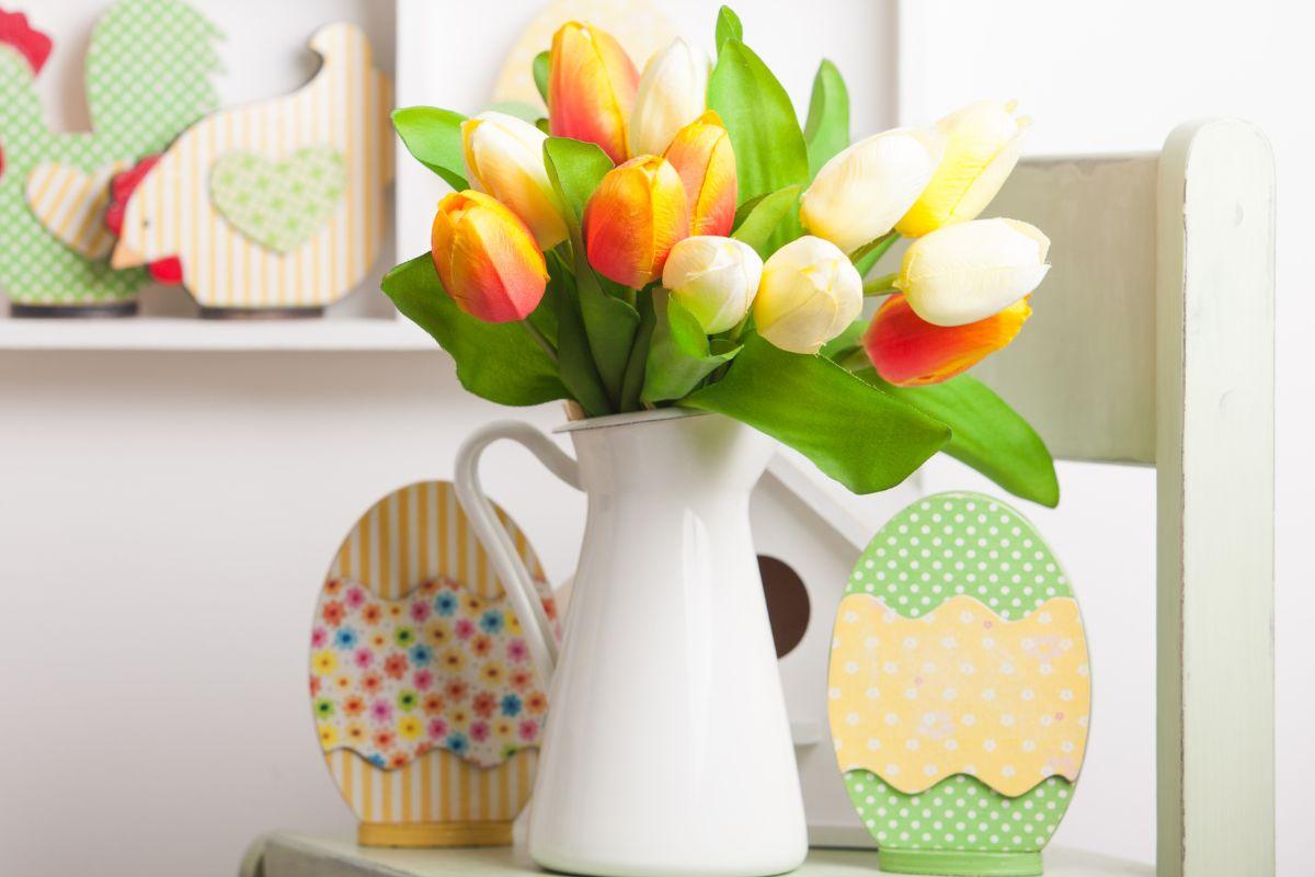 vaso con tulipani e uova di pasqua decorative