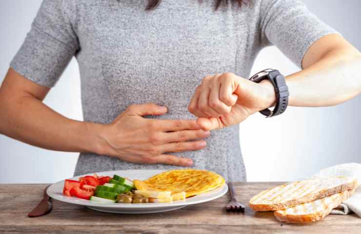 controllare orario mentre si mangia