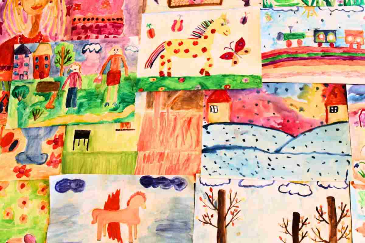 disegni di bambini appesi sul muro