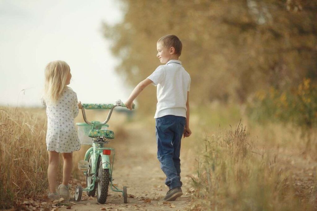 fratello e sorella con la bici
