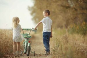 fratello e sorella con la bici