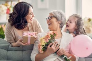 figlia e nipote che danno regali alla nonna
