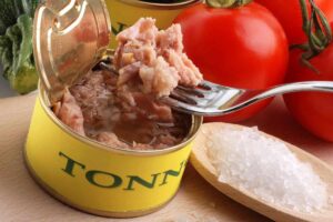tonno in scatola forchetta e pomodoro