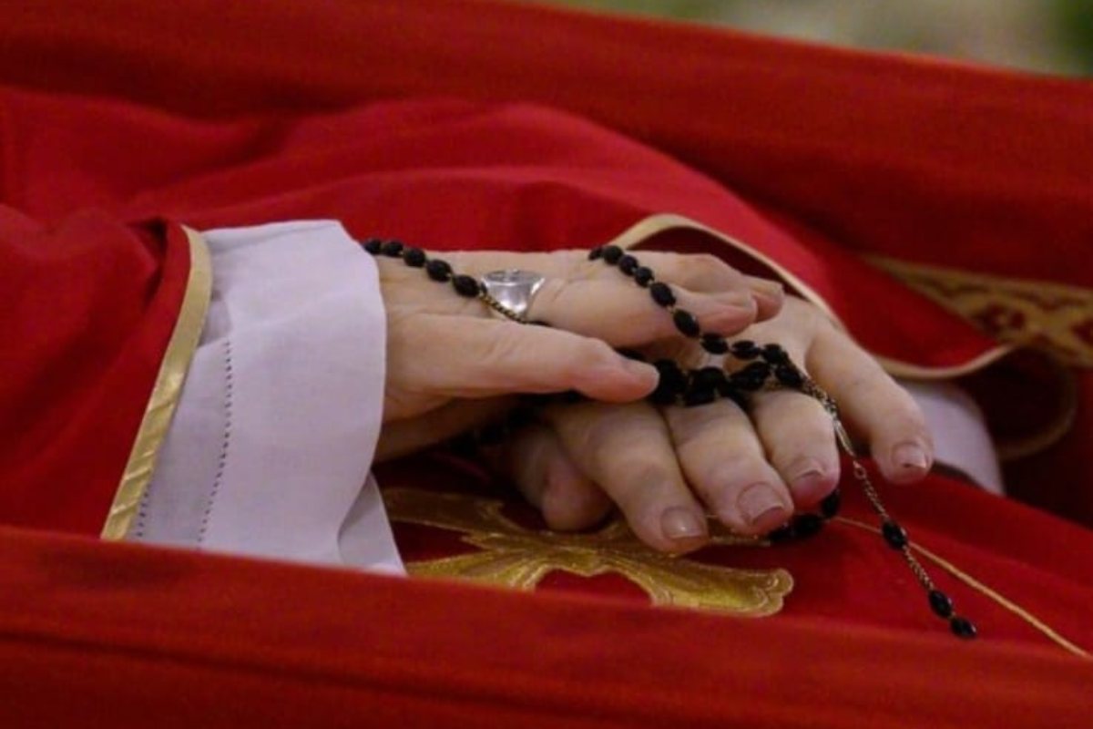 mani di papa francesco con rosario nero e anello papale