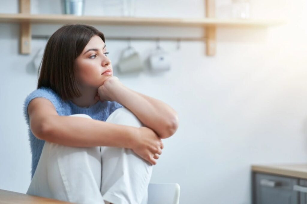 Adolescente a casa da sola