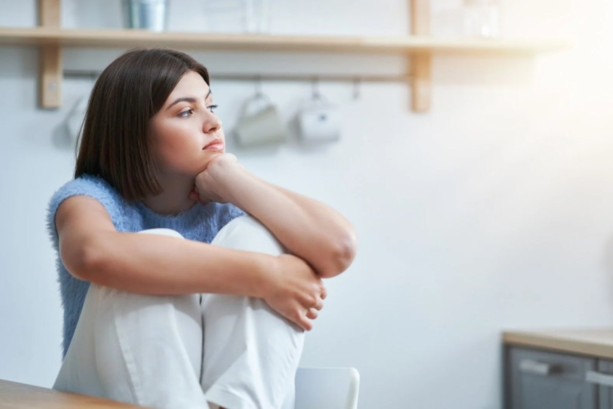 Adolescente a casa da sola
