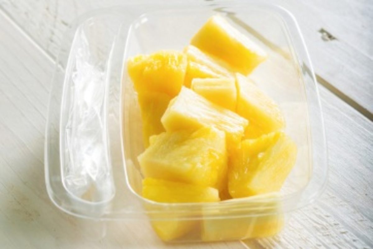 Ananas in vaschetta di plastica