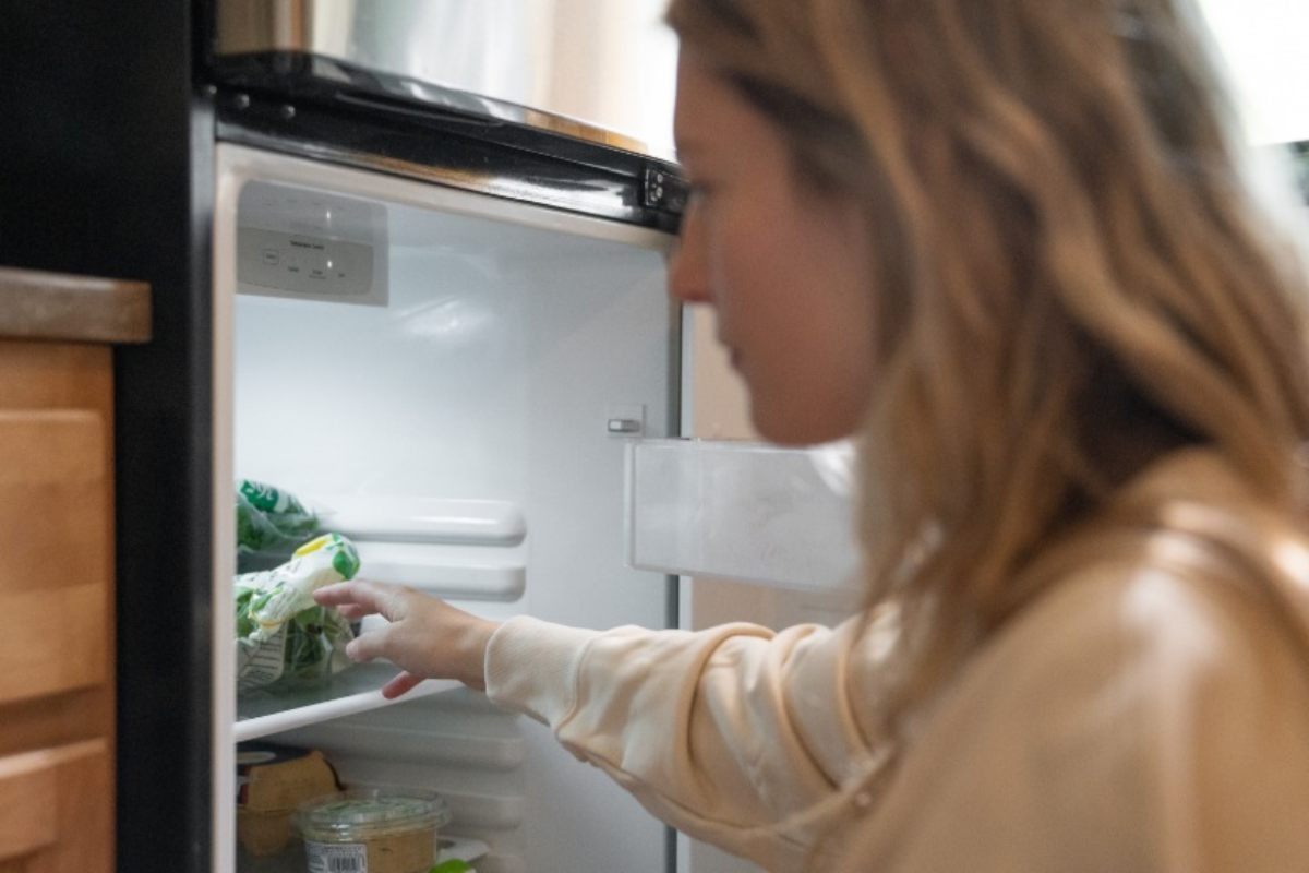 Donna davanti al frigo
