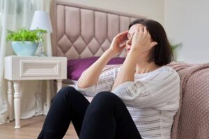 Donna soffre di mal di testa