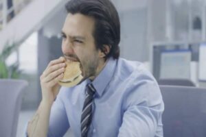 Mangiare velocemente conseguenze