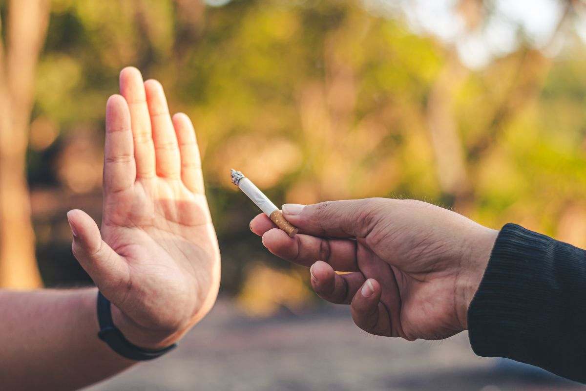 Persona rifiuta sigaretta offerta