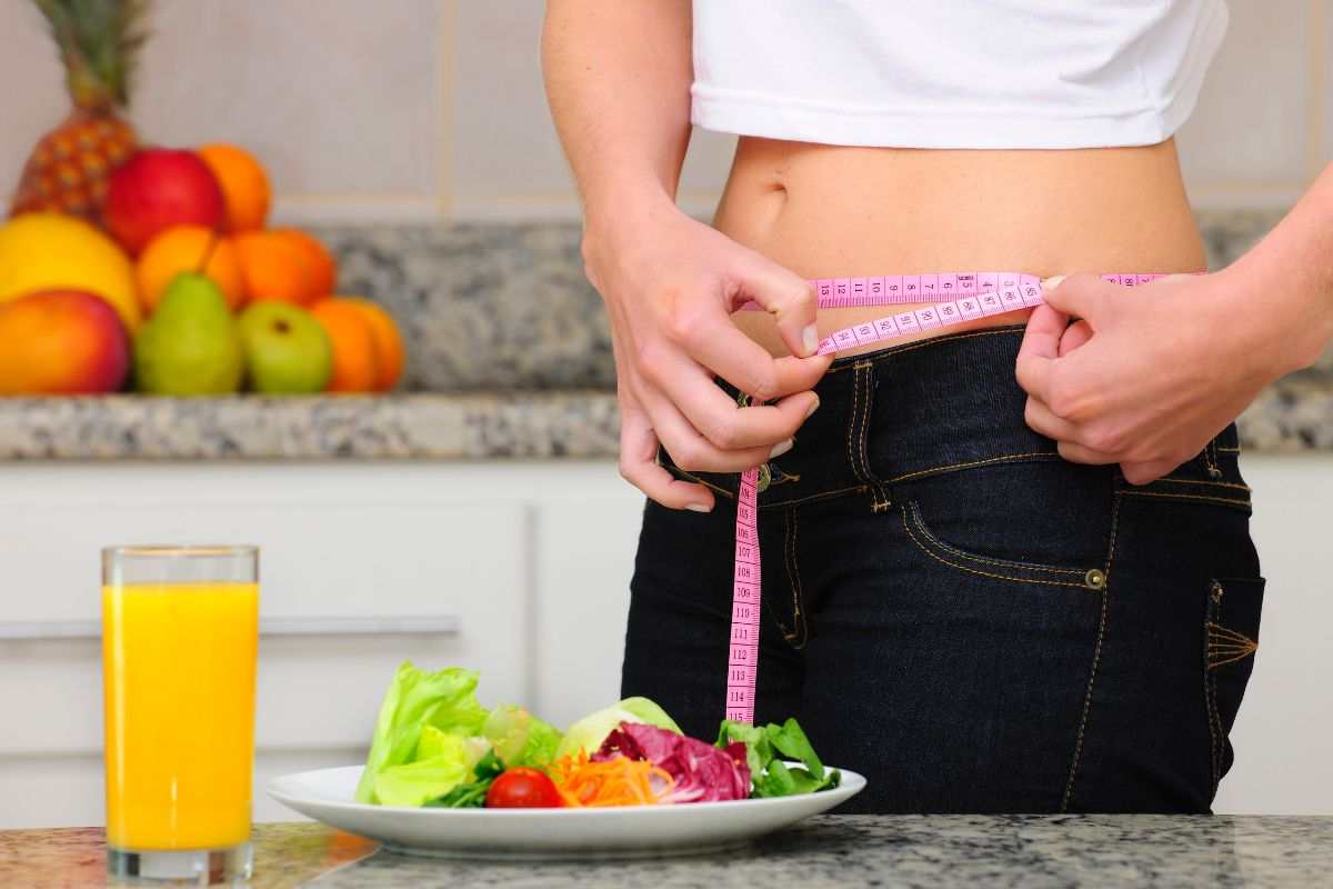 Ragazza a dieta consuma cibi leggeri