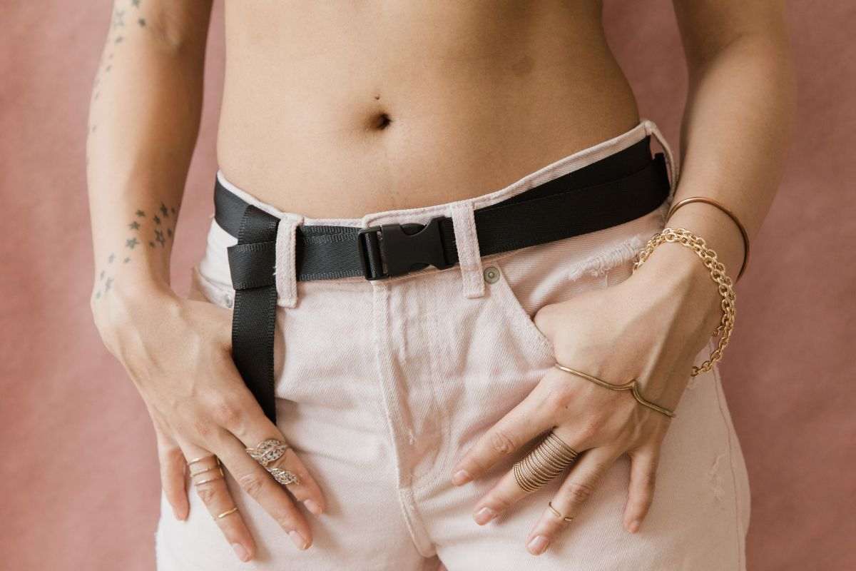 Ragazza con ombelico scoperto