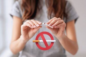 Ragazza decide di smettere di fumare