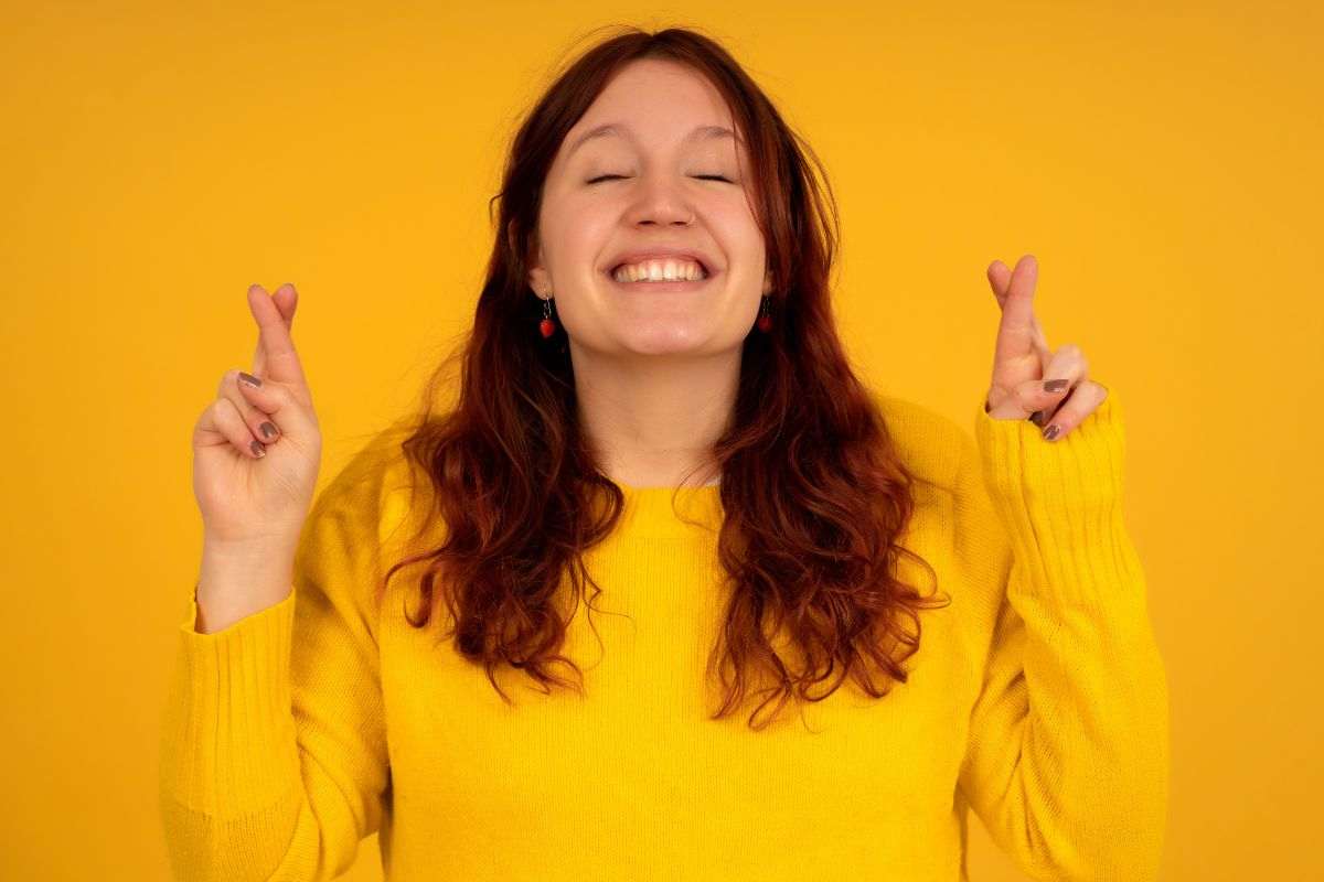 Ragazza incrocia le dita per scaramanzia