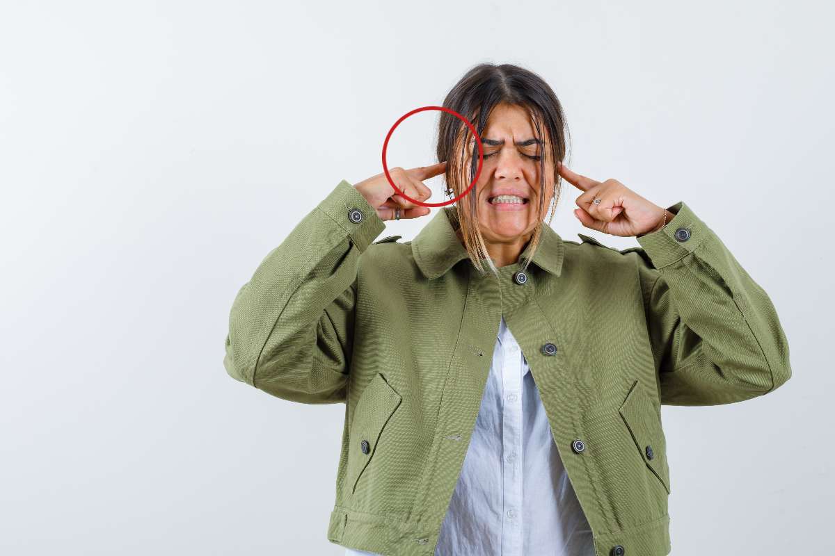 Ragazza si tappa le orecchie per il fastidio