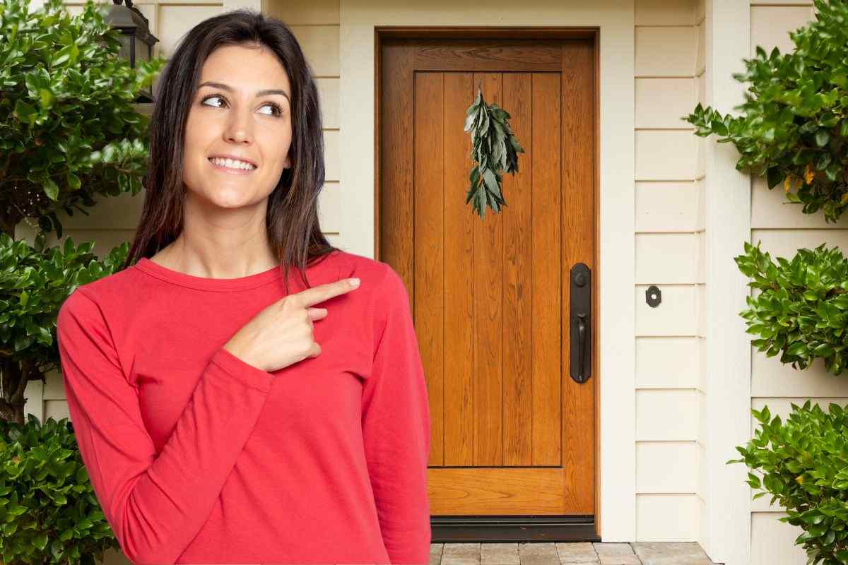 Rametto alloro appeso alla porta