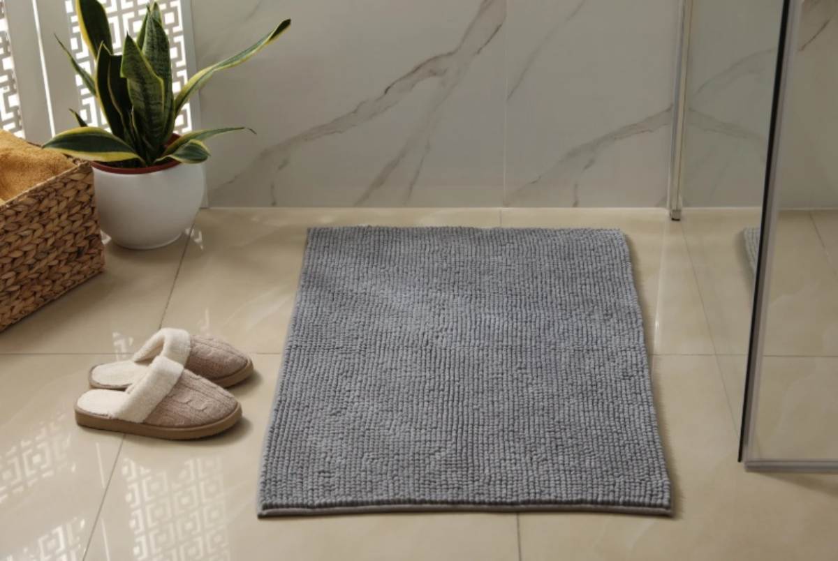 Tappetino grigio in bagno