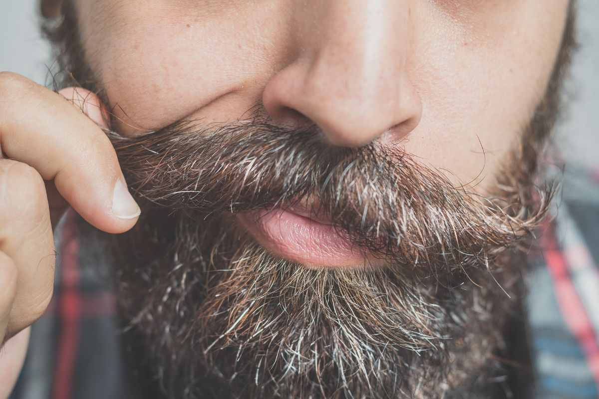 Uomo con barba lunga