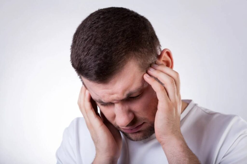 Uomo con mal di testa