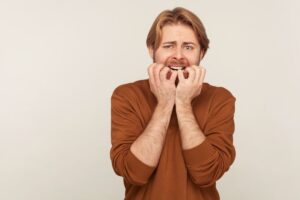 Uomo impaurito