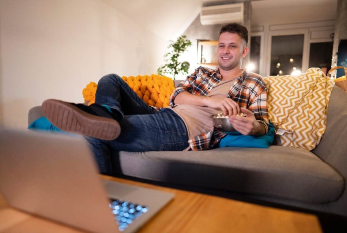 Uomo in casa da solo