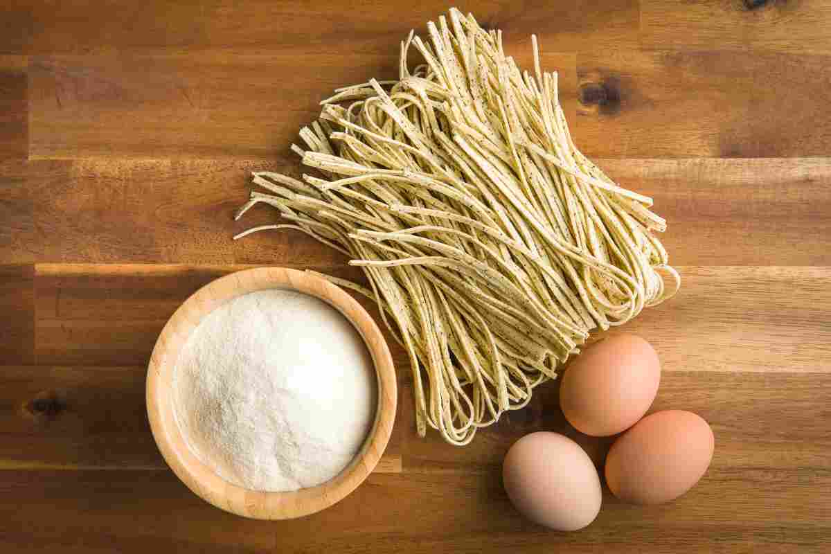 Uova e farina per preparare i tagliolini