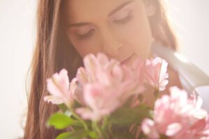 donna che annusa dei fiori