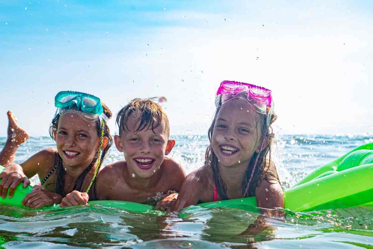 bambini al mare che si divertono