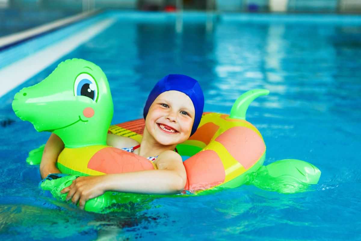 bambino che nuota in piscina