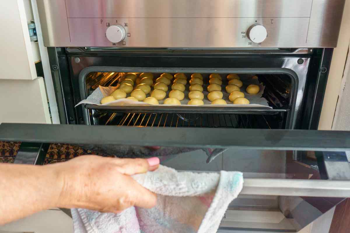 canovaccio sulla maniglia del forno