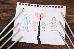 disegno rotto di una famiglia e pastelli